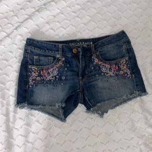 American Eagle size 6 jean with colorful flowers